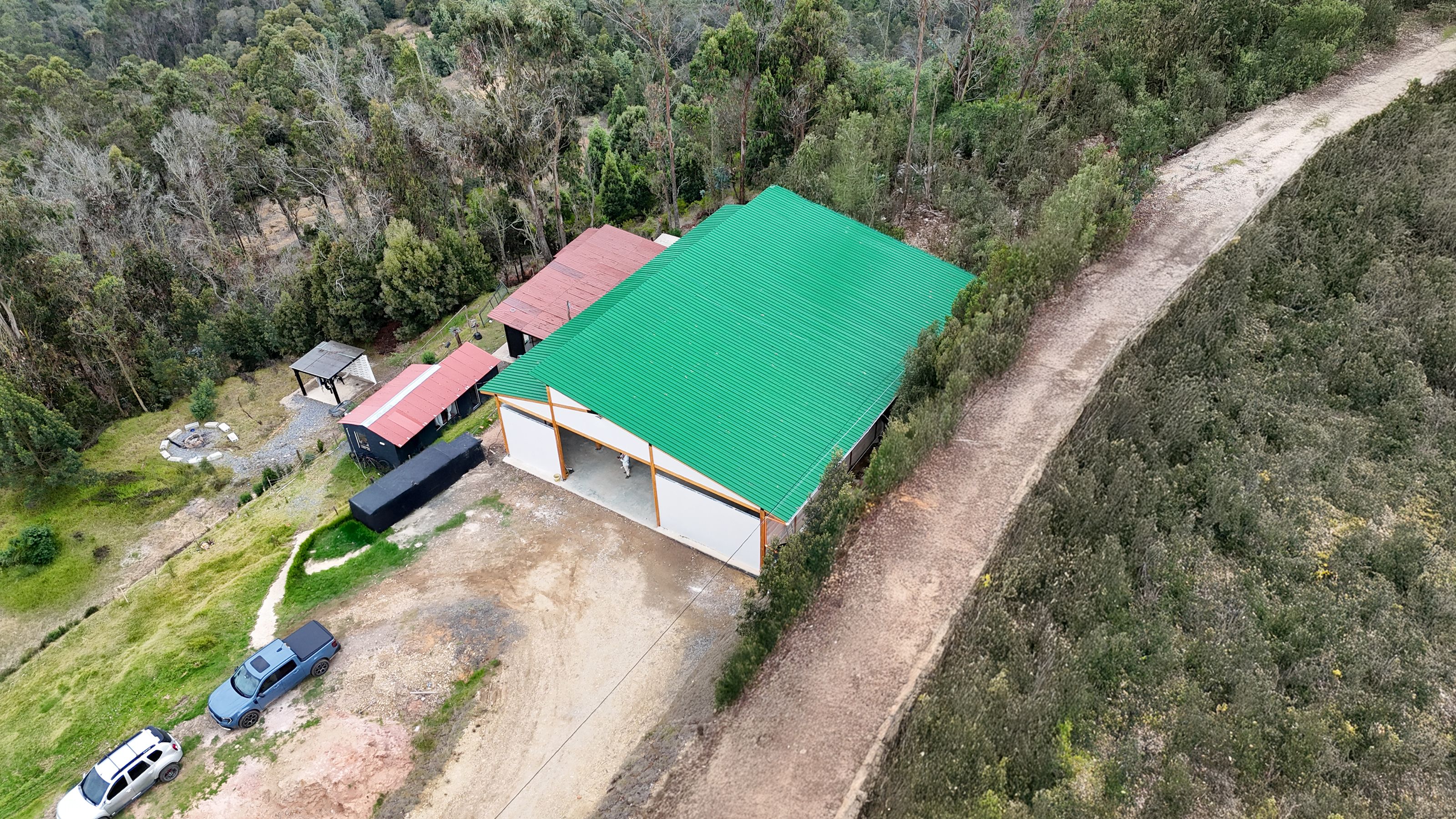 Vista aérea del GemaLab Campus en Tunja, Boyacá, con cubierta verde